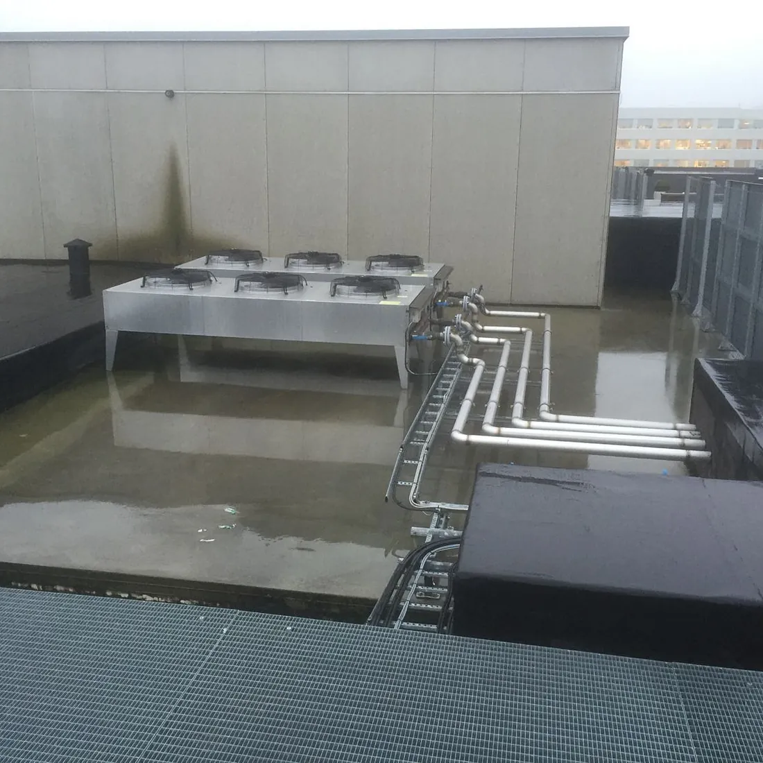 Ventilasjonsrør på taket av bygning